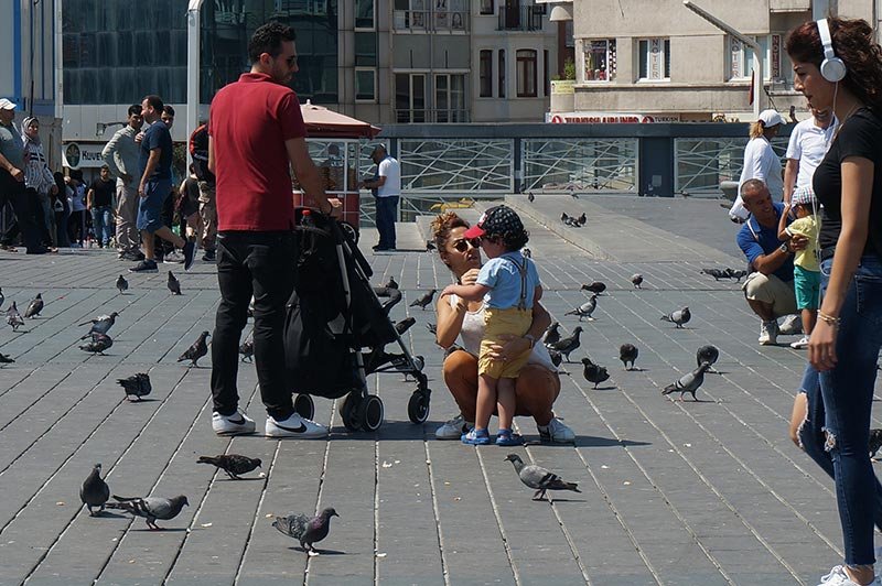 peatones-plaza-taksim-estambul